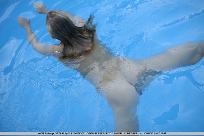 Абсолютно обнаженное тело сексапильной юной куколки Yana B нежится в бассейне @ foto-porno.ru