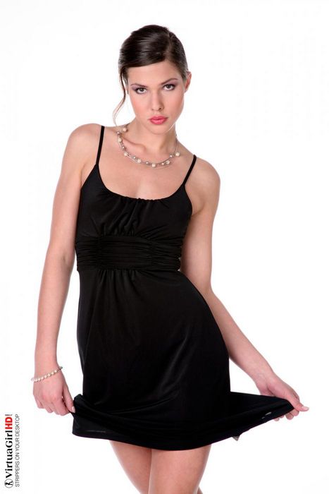 Похотливая брюнетка Olivia La Roche не долго проносила это черное платье @ foto-porno.ru