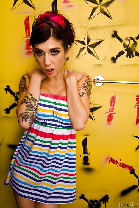 Молодая девка с татуировками и тоннелями в ушах разделась в примерочной @ foto-porno.ru