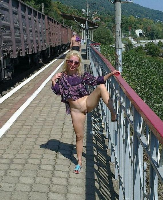 Бессовестные взрослые тёлки показывают киски и трахаются на улице @ foto-porno.ru