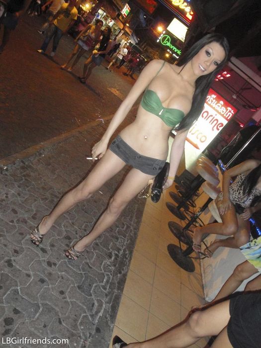 Стройный азиатский ледибой на улице @ foto-porno.ru